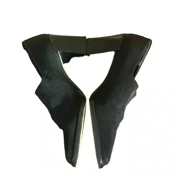 Donald Pliner Black Stretch Fabric Pumps Size 71/2 Narrow - Picture 3 of 6